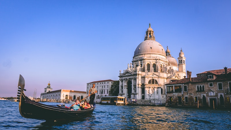 globedge-travel-venice-gondola