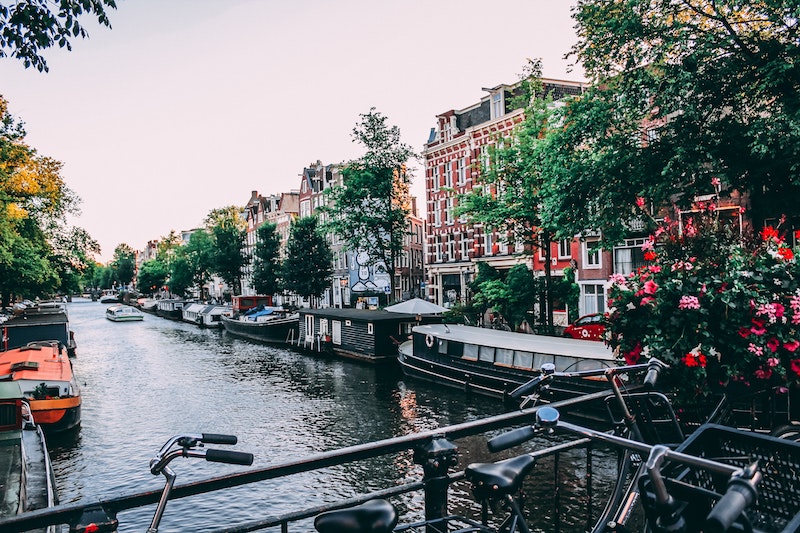 globege-travel-amsterdam-canal-bicycles