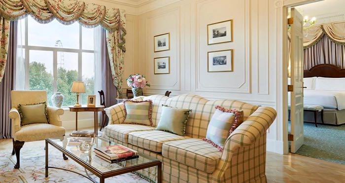 london-luxury-hotel-with-living-room-bedroom-savoy