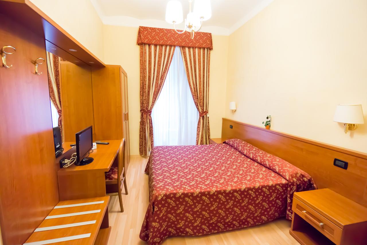 globedge-travel-italy-rome-cheap-hotels-funny-palace-hostel