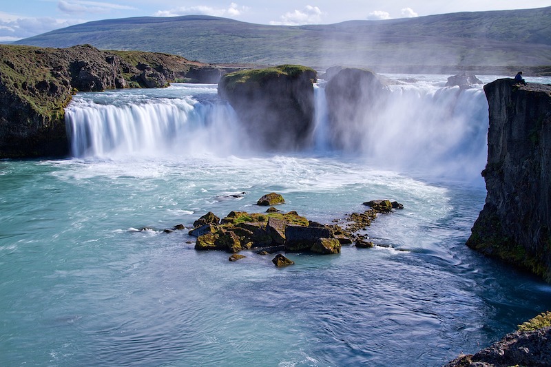 globedge-travel-iceland-waterfalls