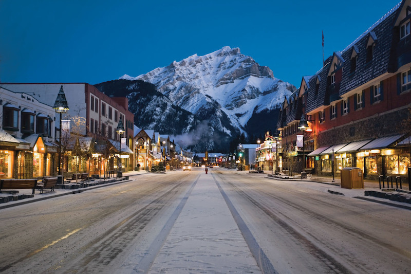 globedge-travel-canada-banff-street-mountain