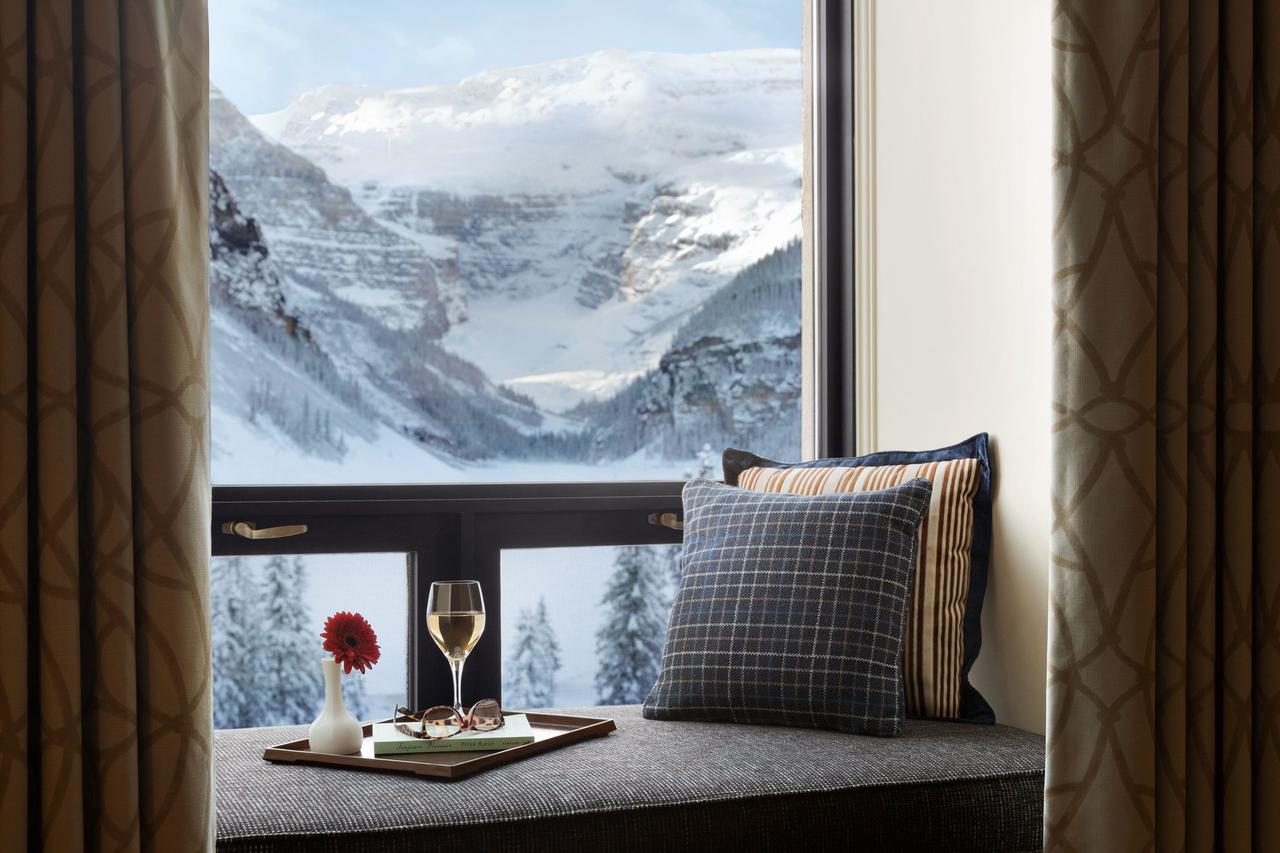 globedge-travel-canada-best-hotels-banff-fairmont-chateau-lake-louise-window-winter-lake-view