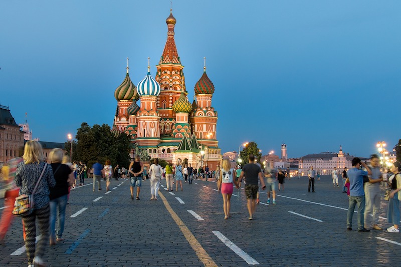 globedge-travel-russia-moscow-st-basils-cathedral-crowd