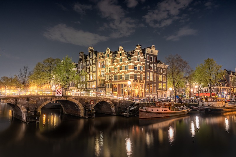 globedge-travel-netherlands-amsterdam-night-bridge